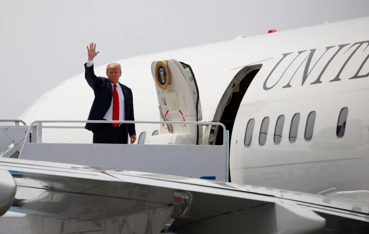 L'exfiltration d'avion inouïe de Trump fait débat