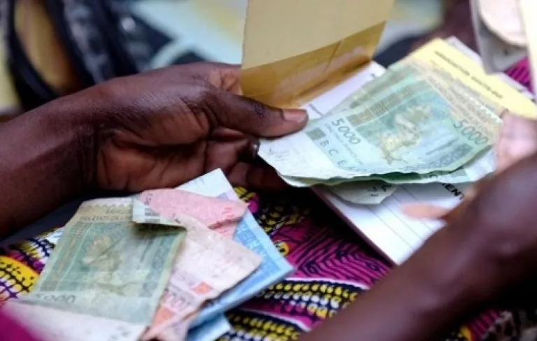 Guédiawaye : la vendeuse détourne 18 millions FCFA pour renflouer les affaires de son fiancé avant leur mariage