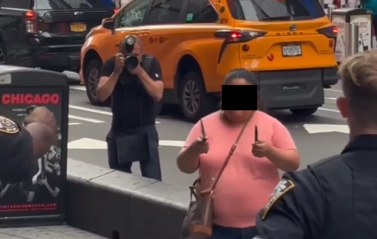 À New York, une femme tuée par la police en plein Times Square après avoir poignardé des passants, faisant un mort