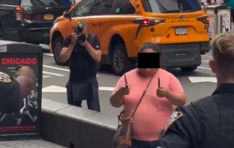 À New York, une femme tuée par la police en plein Times Square après avoir poignardé des passants, faisant un mort