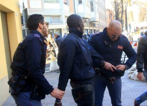 Italie : Un Sénégalais armé d’un couteau arrêté après avoir semé la panique dans un bus