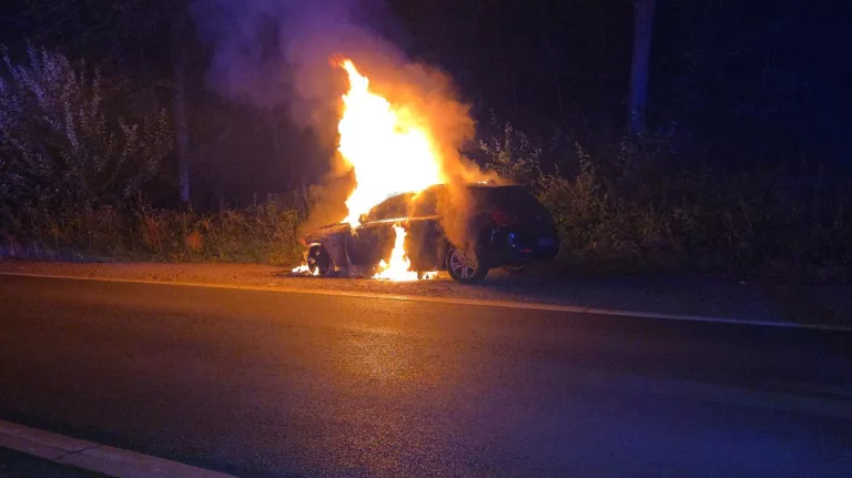 Keur Ndioukoune : une voiture entièrement calcinée sur la route de Tivaouane