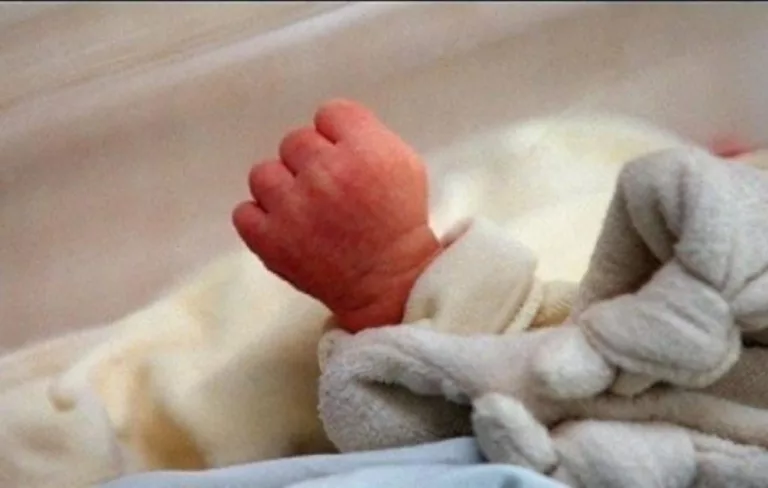 Point E : un bébé abandonné sur un étal de fruits, la vendeuse voulait…