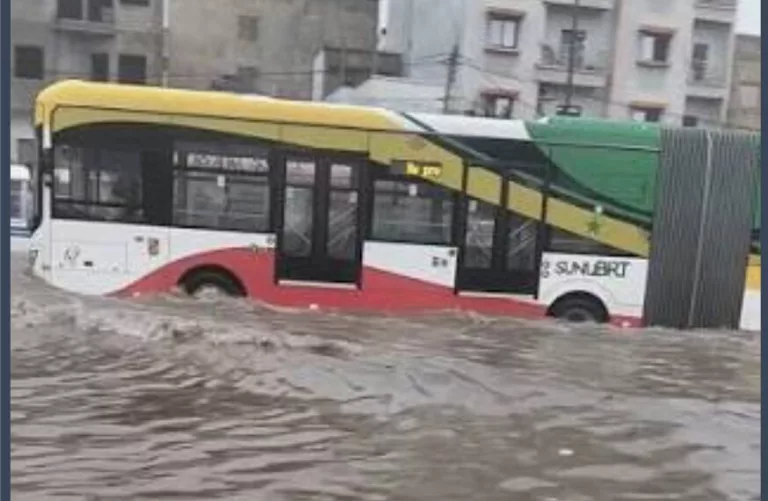 Dakar sous les eaux : Le BRT déraille, les usagers abandonnés à Grand-Médine et Sacré-Cœur