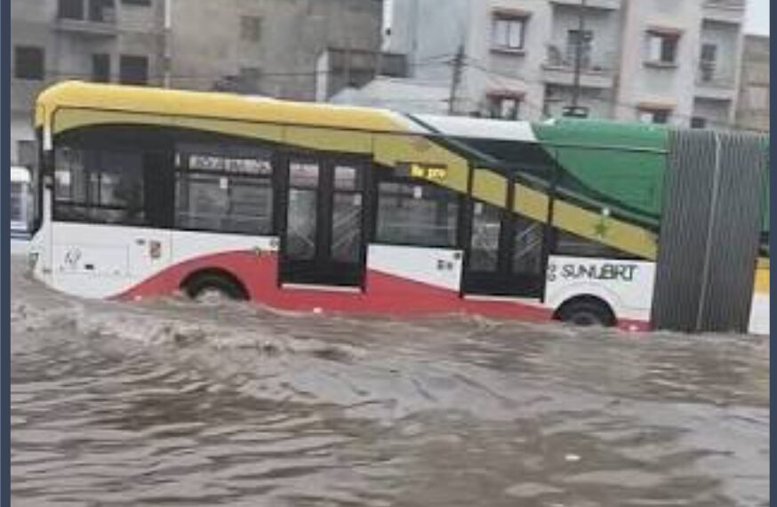 Dakar sous les eaux : Le BRT déraille, les usagers abandonnés à Grand-Médine et Sacré-Cœur