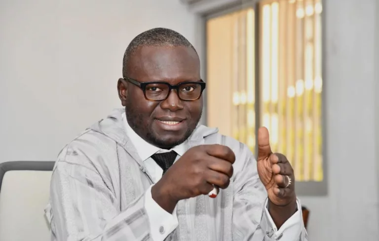 Dakar Dem Dikk : Assane Mbengue quitte la direction après 860 jours, en mettant en avant un bilan financier en nette amélioration