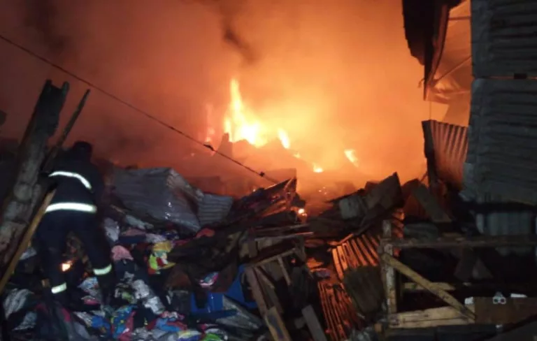 Incendie au marché Corona de Tambacounda : Un mort, des dégâts majeurs et la colère de Sidiki Kaba