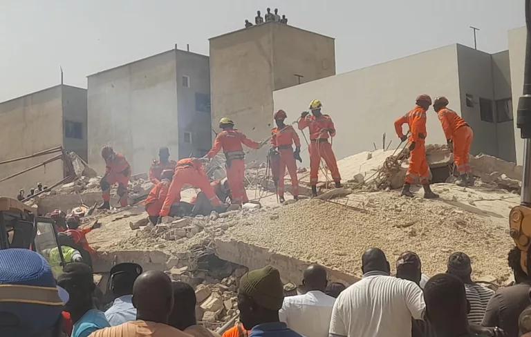 Thiès : un mort et deux survivants extraits des décombres après l’effondrement d’un immeuble en construction