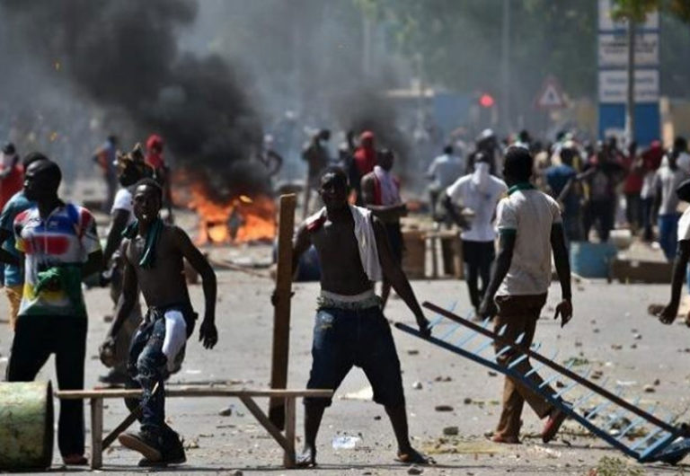 Direct🛑Urgent : Affrontement à la Place de l’indépendance aux Parcelles, à Keur Massar et Ziguinchor