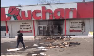 Attaque de leur magasin : Auchan/Pikine envoie ses employés au chômage technique
