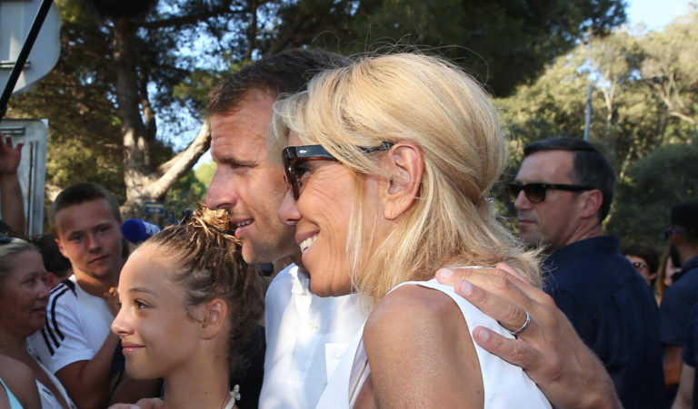 En vacances, Emmanuel Macron passe du bon temps avec Brigitte et ses petits-enfants