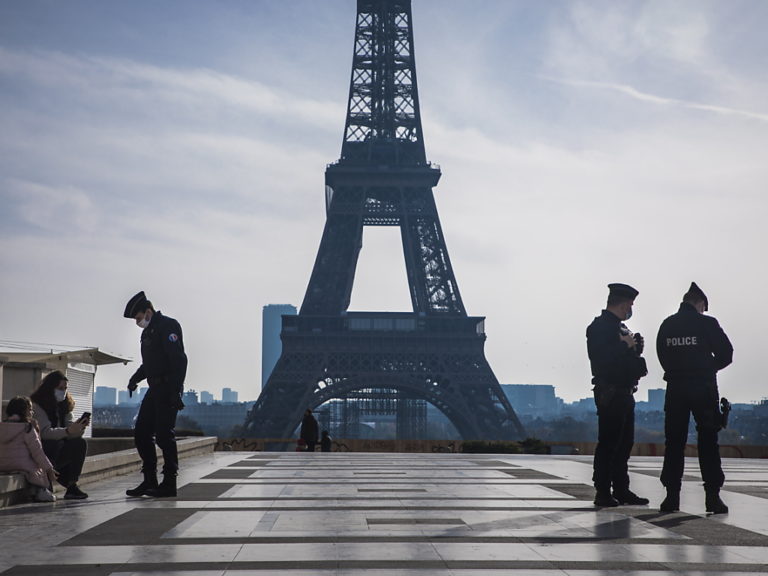 La tour Eiffel évacuée suite à une alerte