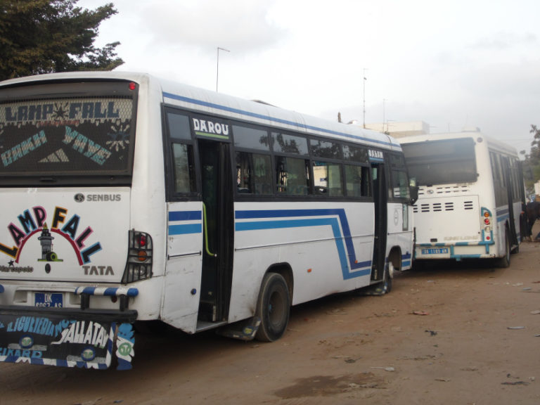 Le contrôleur du bus Tata simule un accident, son complice vole le…
