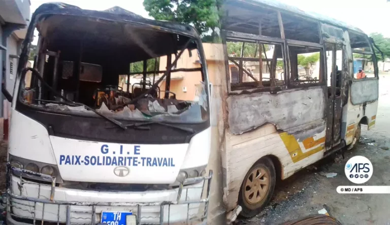 Trois bus TATA brulés à Thiès