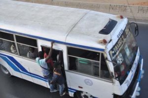 Incroyable scène dans un véhicule de transport en commun. Regardez ce que fait cet homme à la dame.