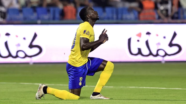 VIDEO : Des supporters d’Al Nassr entrain de donner la force à Sadio Mané, l’engouement suscite des moqueries