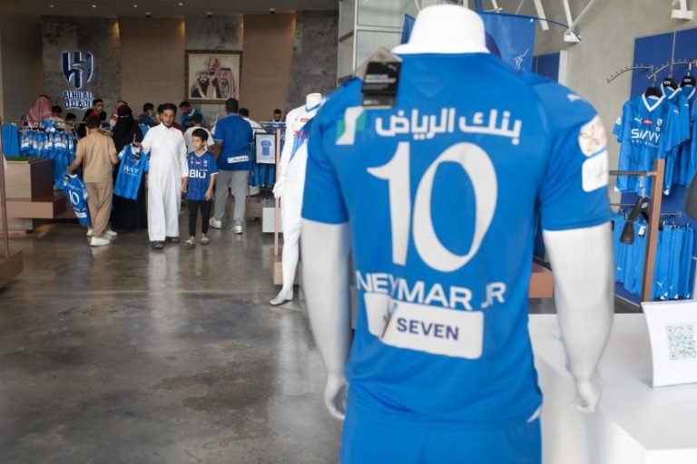 « Le magasin n'a pas désempli » : les maillots de Neymar s'arrachent dans la boutique d'Al-Hilal