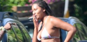 En bikini, Sacha Obama fume tranquillement dans les rues de Los Angeles