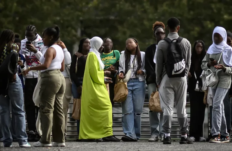 France : Près de 300 élèves en abaya lundi, 67 ont refusé de la retirer