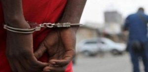 Louga : le film de l’arrestation mouvementée d’un dealer de drogue armé de couteau