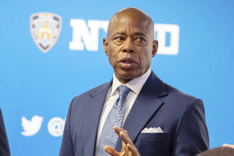 Des agents du FBI ont saisi les téléphones du maire de New York