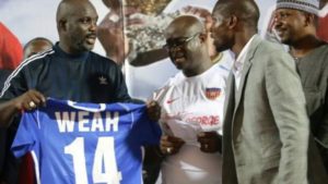 Liberia: l'ex-star du foot Weah joue un match serré pour rester président