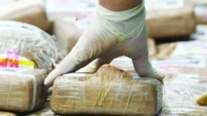 Trafic de cocaïne : une dame tombe et entraîne son fils, sa copine et un Nigérian