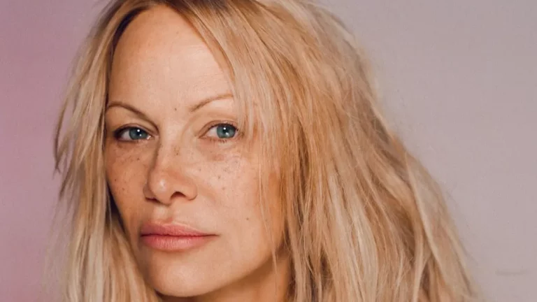 Pourquoi Pamela Anderson ne porte plus de maquillage