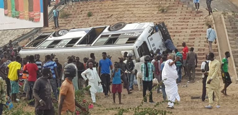 Un Tata se renverse à Petit-Mbao : Un mort et 2 blessés graves