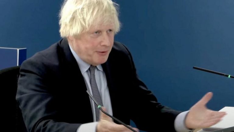 Covid-19 : Boris Johnson se dit «profondément désolé» pour les familles des victimes