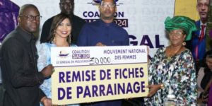 Présidentielle 2024 : Les femmes de la coalition « Diao 2024 » remettent 8 millions à Mame Boye Diao