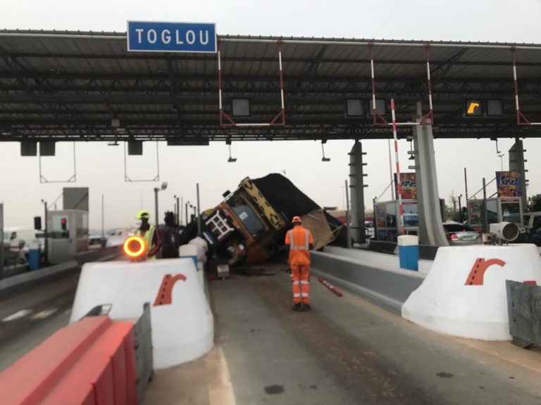 Péage: Un camion se renverse à hauteur de Toglou