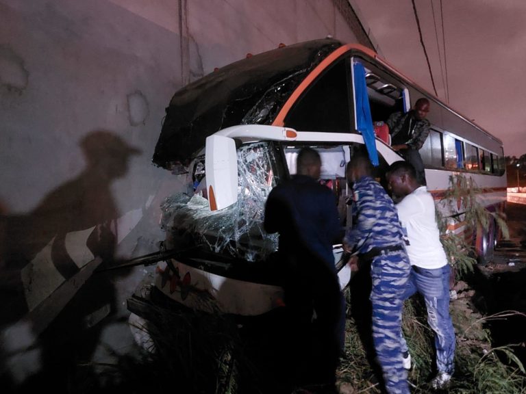Accident grave d’un bus de journalistes en Côte d’Ivoire : multiples blessures rapportées