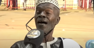(Vidéo) – Insolite : Quand Père Hypo Ngary drague en direct l’animatrice de lutte