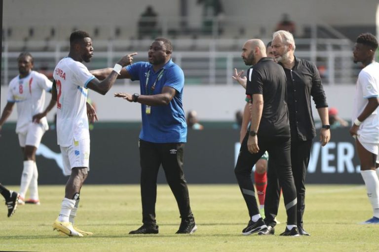 Tension après CAN 2024 : Mbemba accuse Regragui de racisme suite à une bagarre
