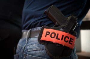 Pour échapper à un lynchage, le faux policier menace de se suicider