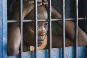 Mbour : condamnée pour avoir détourné la tontine, la mère de famille pique une crise à la barre et...