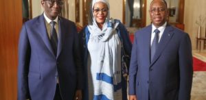 Amadou Ba pose avec le couple présidentiel
