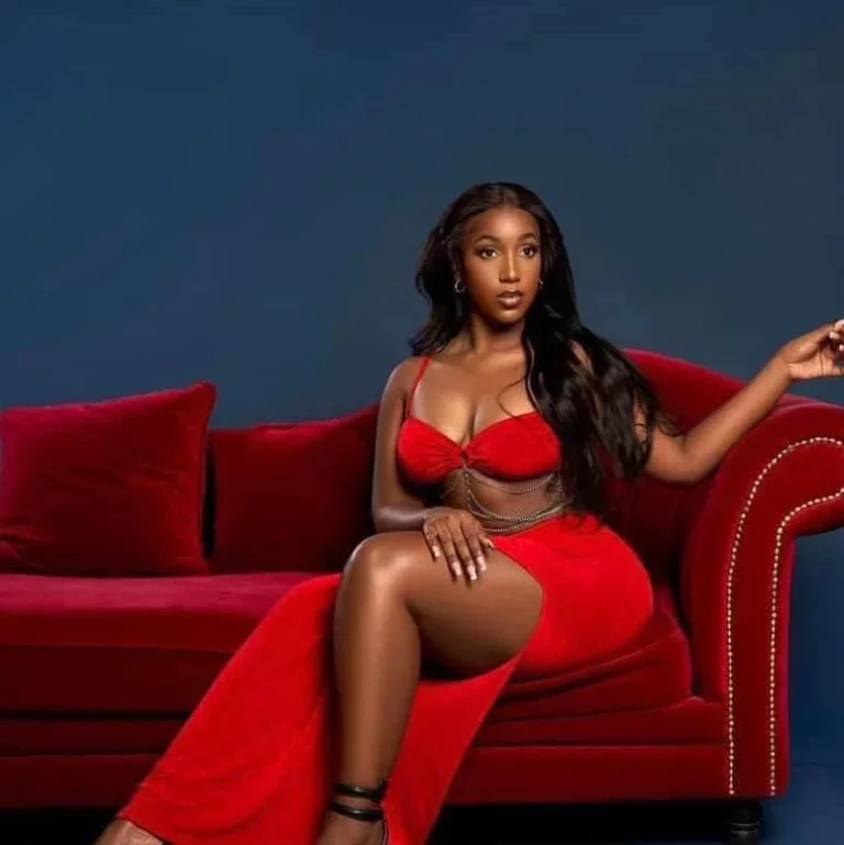 (Photos)- Jupe fendue jusqu’en haut de la cuisse: Le style audacieux d’Aissatou captive ses followers