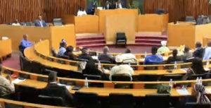 Tensions à l’Assemblée Nationale : Séance Suspendue suite à un désaccord sur le déroulement