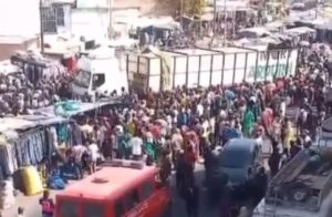 Accident spectaculaire à Colobane : Un camion dérape, percutant tout sur son passage…(vidéo)
