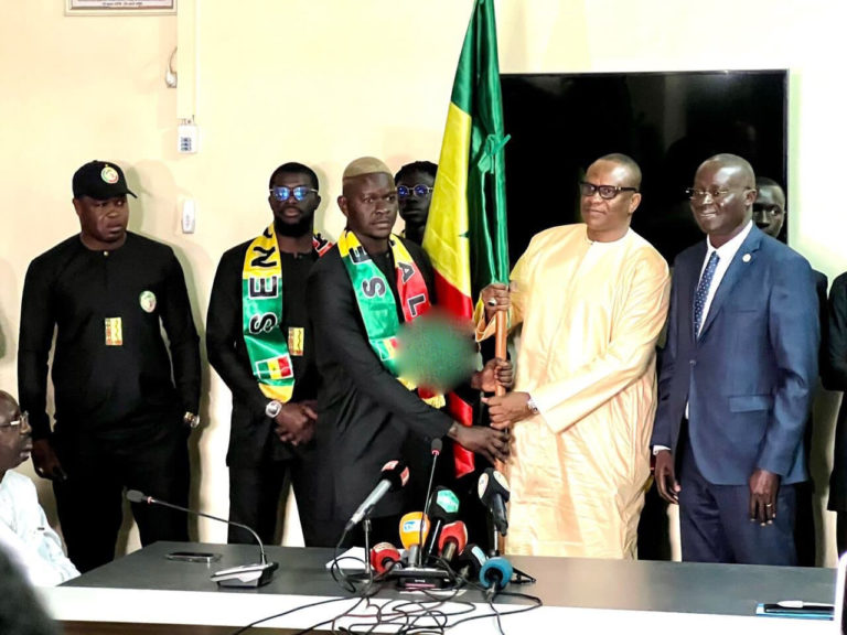 Mondial de Beach soccer : Le Ministre des Sports a remis le drapeau aux Lions