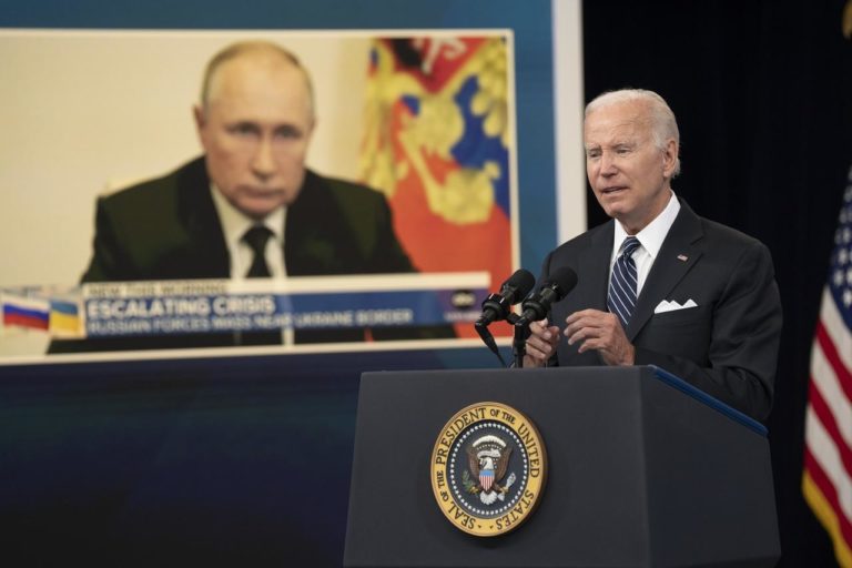 Poutine, un "salopard cinglé" selon Biden: le Kremlin dénonce des propos "honteux"