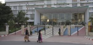 Les gendarmes dispersent avec des lacrymogènes un rassemblement d'une dizaine de personnes devant l'Assemblée