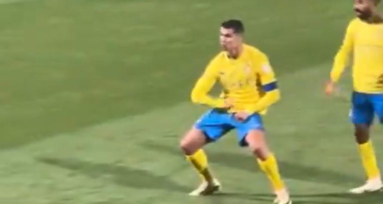ARABIE SAOUDITE: LE NOUVEAU GESTE OBSCÈNE DE RONALDO POUR RÉPONDRE À DES FANS CHANTANT "MESSI, MESSI"