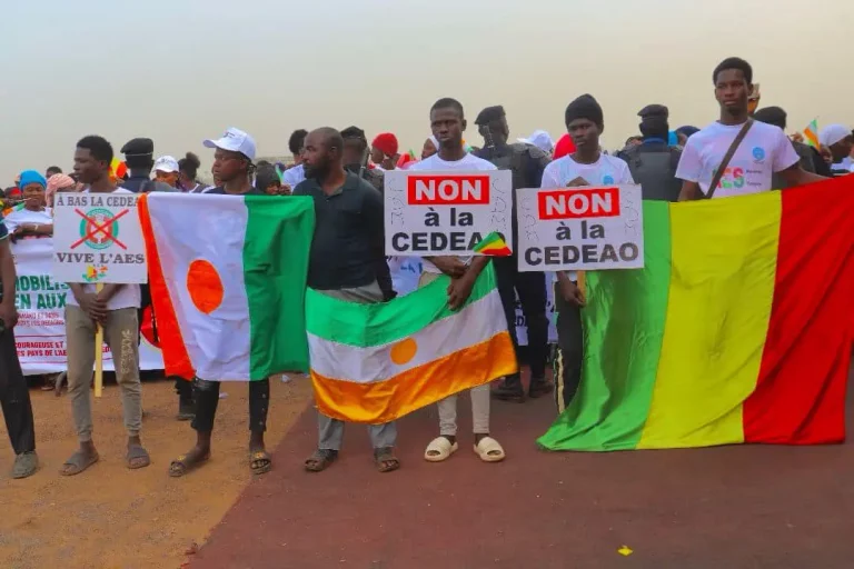 Mali: manifestations de soutien au retrait de la Cedeao