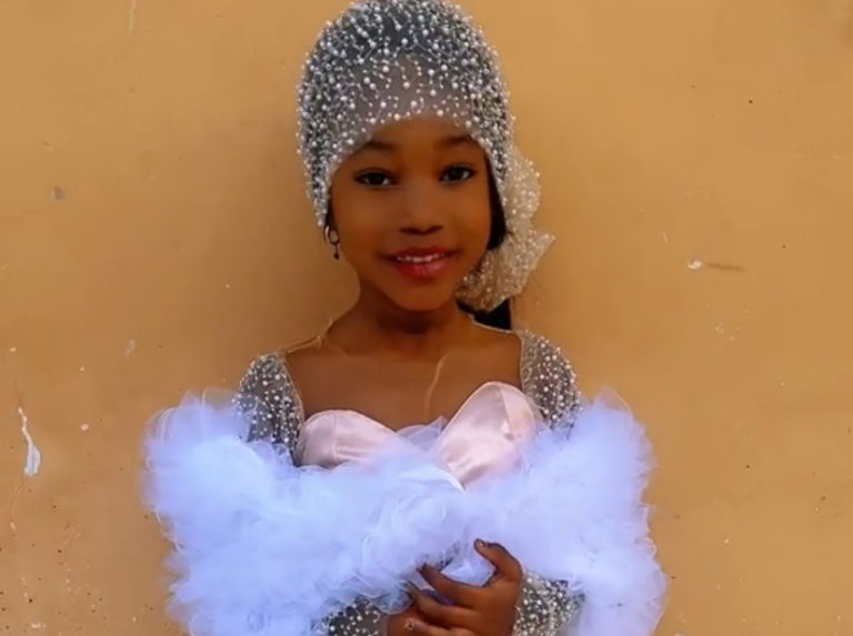 Arrêt sur image – Mardi Gras : Cette gamine copie le style de Viviane