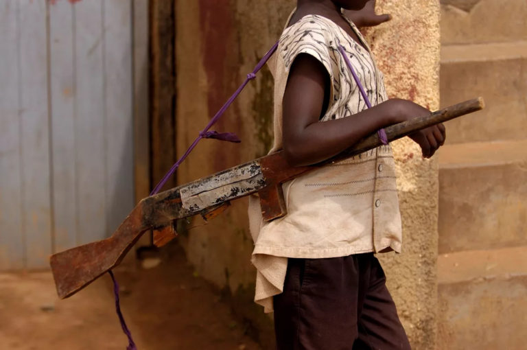 Guinée : Un enfant de 6 ans tire sur son ami avec l’arme de son père