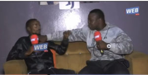 (Vidéo)- Le garde du corps de Pape Diouf a sauvagement battu un présentateur de Webinfo