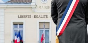 France : En plein conseil municipal, des élus sautent par la fenêtre, effrayés par des bruits de pétards